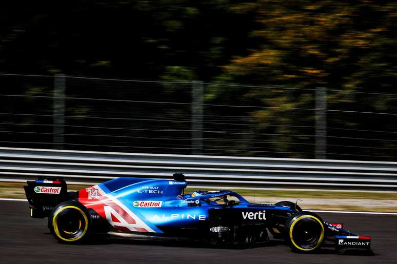 A521, carro que ser&aacute; usado por Villeneuve em teste. Na foto, modelo &eacute; conduzido por Alonso na mesma pista de Monza, em 2021